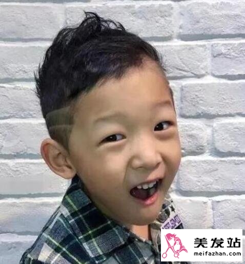 小男孩剃鬓角发型
