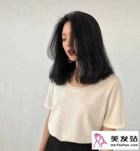 女生黑色齐肩发