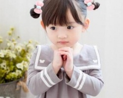 小女孩戴发饰适合什么发型 搭配这几款发型俏皮又可爱