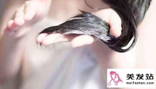 指甲抓头皮