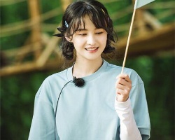 郑爽夏日森系造型 尽显青春少女气息