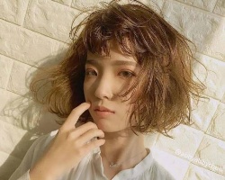 女生短发烫什么卷好看 蓬松慵懒风烫卷最时髦