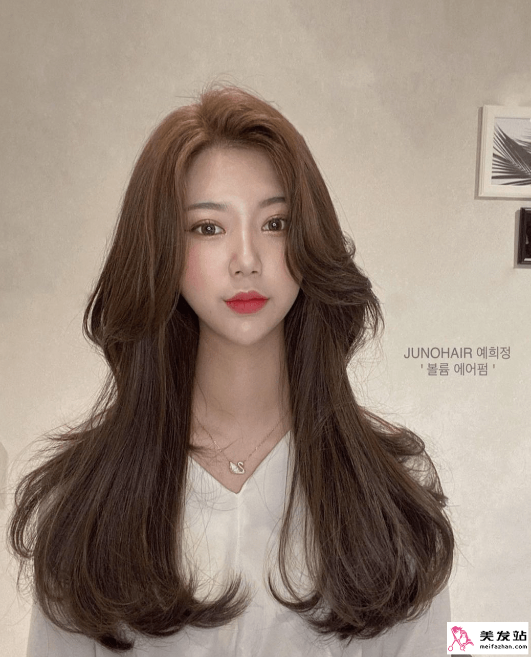 韩国气垫烫头发女图片 韩式气垫烫中长发型图片-喃仁图