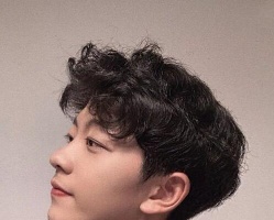 男生短发什么发型好看 帅酷双气质的男生短卷发造型