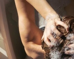 怎么洗头发不容易出油 发型师推荐针对油头洗头技巧