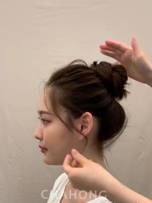 圆脸怎么扎头发简单好看 发型师亲授圆脸显小脸扎发技巧