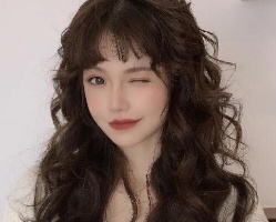 人气“法式全头烫” 仙女风时髦发型