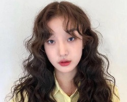 羊毛卷流行热度不减 俏皮甜美显发量