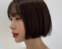女生一刀切BOB短发 简约大方的发型特别好打理