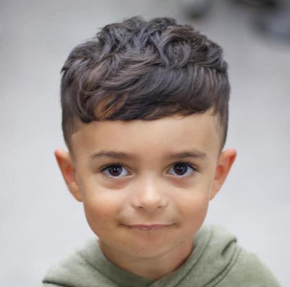 小男孩清爽短发发型 剪个帅气发型从小就是男神