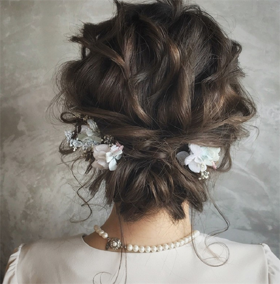 日系经典新娘盘发 慵懒造型时髦吸睛