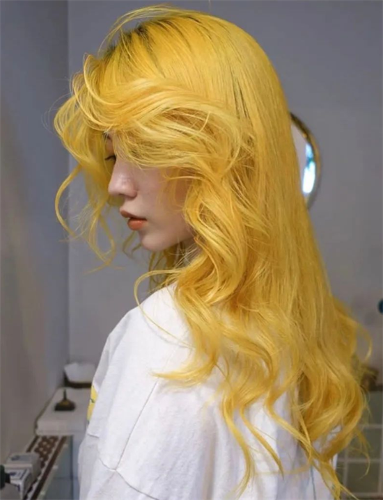 柠檬黄,阳光一般的颜色,染在头发上的效果着实让人眼前一亮,日系睡不