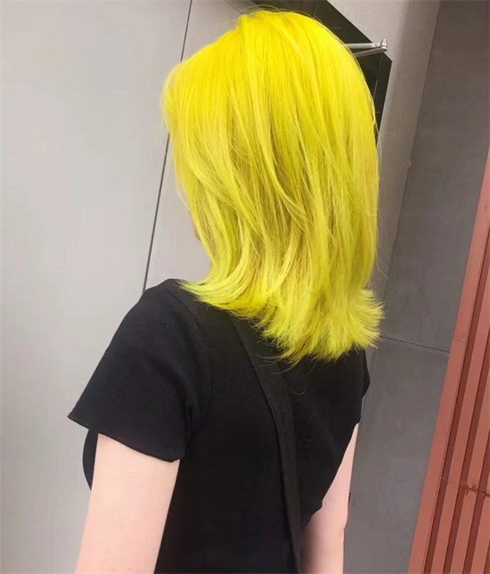 柠檬黄发色需要漂到九度以上才可以,染完几个月也还是差不多这个颜色
