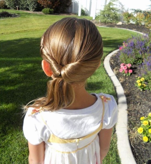 小女孩的发型很百变,可以进行各种设计,分区扎发是花样