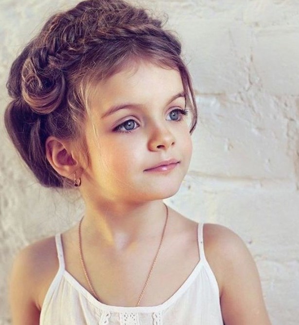 小女孩的发型很百变,可以进行各种设计,分区扎发是花样扎发的重点步骤