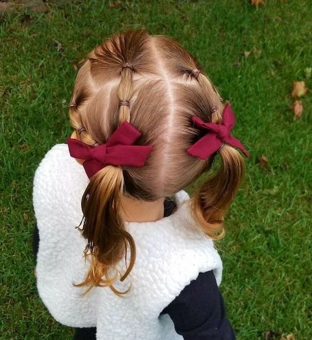 小女孩的发型很百变,可以进行各种设计,分区扎发是花样扎发的重点步骤