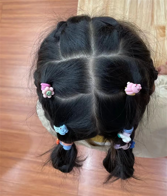 幼儿园小女孩扎发范本,家里有孩子的头发可以这样编,让人看了眼前一亮