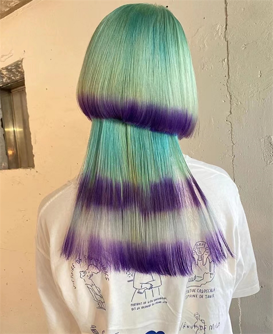 让人眼前一亮的水母头发型,黄绿色渐变 紫色挑染,塑造出印花染的美感
