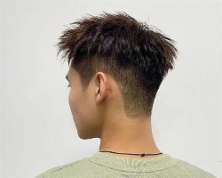 夏季男生流行烫发 钢夹烫帅气时髦