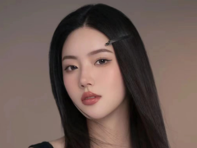 简约百搭黑长直 女人味时尚发型