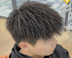 夏季男生流行烫发 时尚清爽锡纸烫
