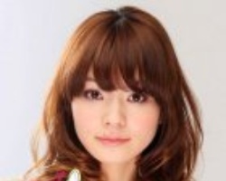 卷发怎么扎好看 传授DIY发型步骤发饰固定