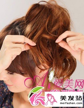  卷发怎么扎好看 传授DIY发型步骤 