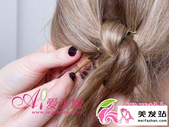  双结扎发创意十足 打造时髦约会LOOK 