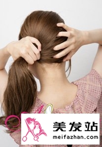  3分钟DIY斜马尾 甜美扎发瞬间完成 