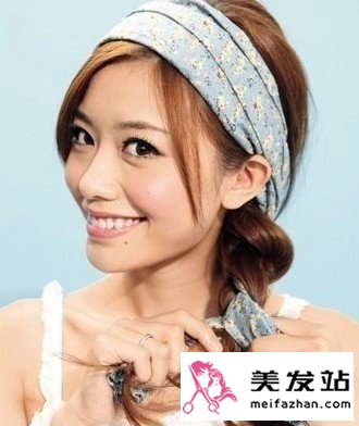  《绯闻女孩》掀起发带发型 DIY发带扎发 