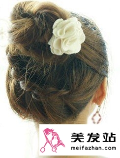  韩式时尚优雅盘发宛如茉莉清新 