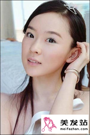 学霍思燕打造清纯发型