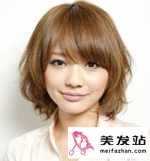 头发稀少的女子最适宜的是短发型