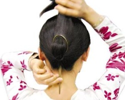 巧用发卡4步DIY淑女发髻