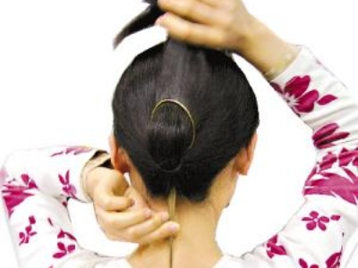 巧用发卡4步DIY淑女发髻