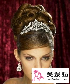  繁复手法的新娘发型 