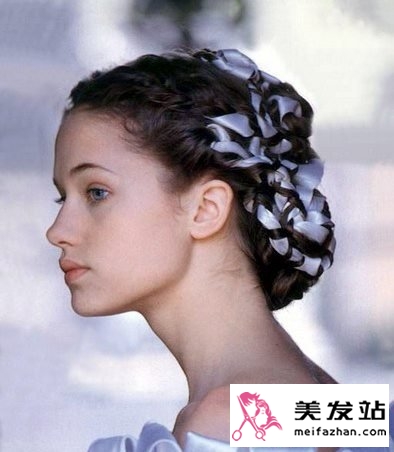  繁复手法的新娘发型 