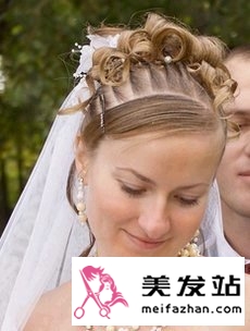  繁复手法的新娘发型 