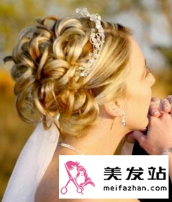  繁复手法的新娘发型 