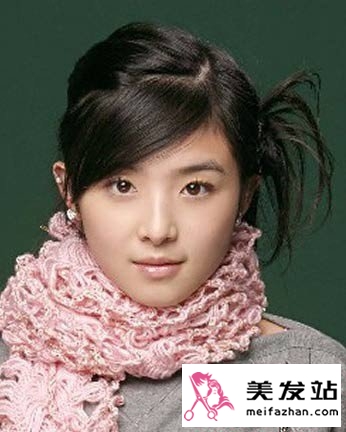 明星教你搭配围巾与发型 