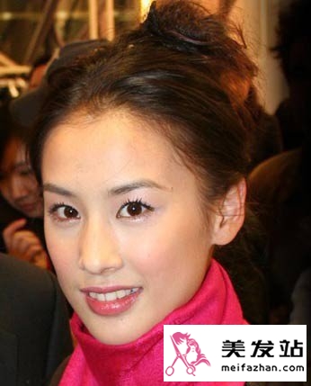  明星教你搭配围巾与发型 