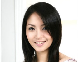长直发演绎知性成熟女人味