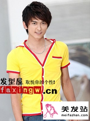 一款绝帅男生纹理烫发型与服饰百搭