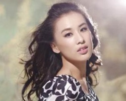 盘点娇俏黄圣依百变发型  魅力无法档