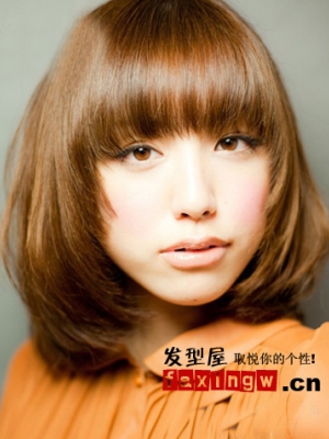胖脸女生适合的小脸齐肩直发发型