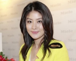推荐2012最新女明星直发发型  男女老少都会爱上它