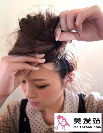 甜美复古的赫本般花苞头