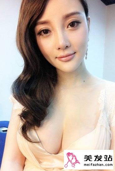  李小璐长发发型图片 时尚发型演绎辣妈风采 