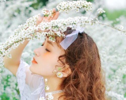 女神中长烫发发型 惊艳了似水年华