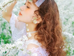 女神中长烫发发型 惊艳了似水年华